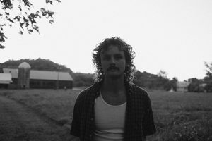 Evan Honer presenta “say anything”, una canción sobre el silencio y las despedidas emocionales