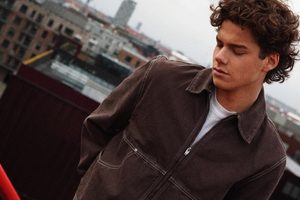 Mathias Julin presenta “Under Your Breath”, una oda a la emoción de enamorarse sin prisas
