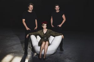 Dina Summer enciende la pasión nocturna con “Burning Heart”, un himno de synthpop oscuro y seductor