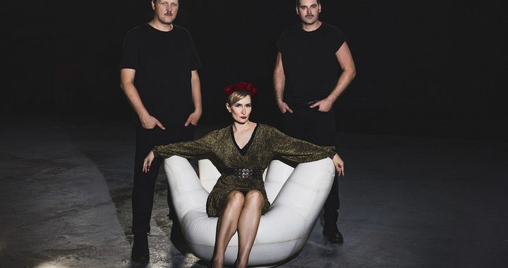 Dina Summer enciende la pasión nocturna con “Burning Heart”, un himno de synthpop oscuro y seductor