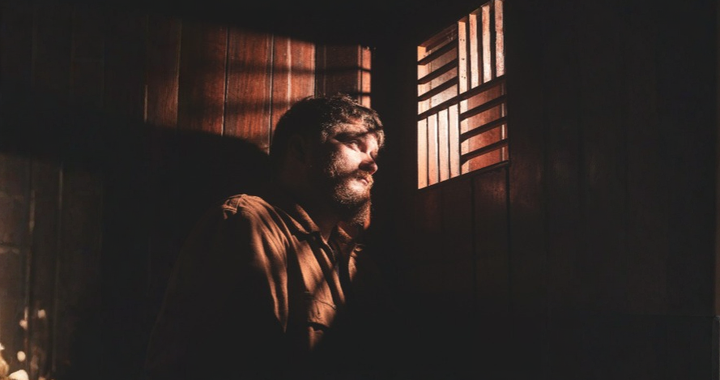 Dave Lofts presenta “Whistling On A Bottle”, un himno de rebeldía, amor y resiliencia